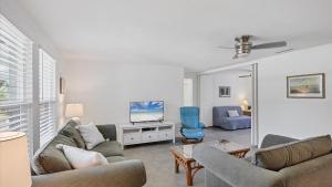 Blue Beach Bungalow