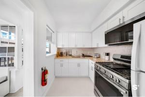 Spacious 1BD Beachside Apt with Free Parking