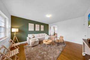 Spacious 1BD Beachside Apt with Free Parking