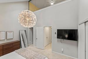 Lakeside Stay Metro, INOVA, Dining & Shops Nearby!