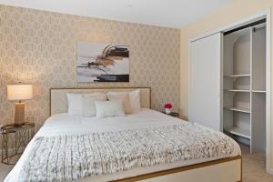 Lakeside Stay Metro, INOVA, Dining & Shops Nearby!