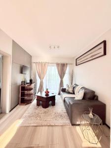 Broadacres apartment-work or play -swimming pool