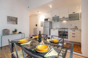 The Italian Courtyard with free parking nearby