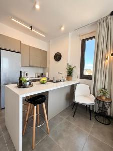 Stay and Chill -Luxury Studio with Pool and Sauna in Kato Paphos