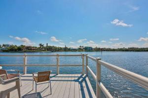 Siesta Key Beach - 2 Bedroom - 3 Beds - 3 Bathroom Duplex with Heated Swimming Pool