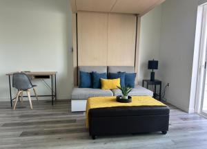 Heart of Hollywood-Walk of Fame 1bd Studio with View -Free parking, balcony, wifi, rooftop, gym, upscale amenities