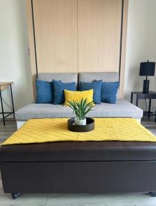 Heart of Hollywood-Walk of Fame 1bd Studio with View -Free parking, balcony, wifi, rooftop, gym, upscale amenities