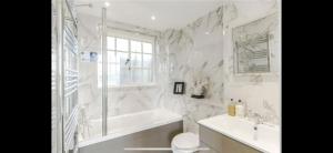 Designer Home in Brixton, Free Parking - Tube Access