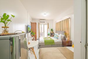 Cozy Studio with Balcony Netflix Free Access to POOL and GYM 100mbps