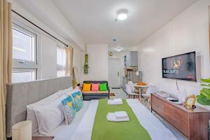 Cozy Studio with Balcony Netflix Free Access to POOL and GYM 100mbps