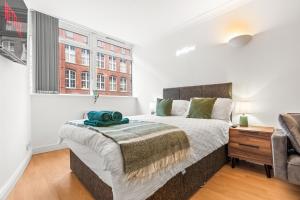 Leeds Central Modern Flat - Sleeps 6