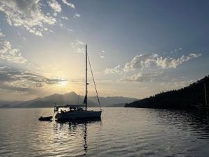 2-cottage yacht with 2 showers