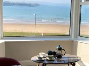 Portrush Apartment South Pier with stunning and uninterrupted harbour, strand and sea views - 格林卡斯尔