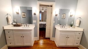 1860 House In the Heart of Downtown