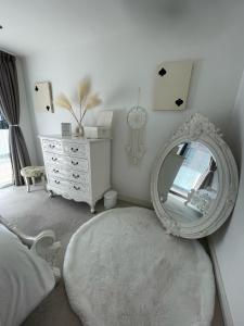 Charming & Cosy Double Room with Balcony in Wembley - Walking Distance to Wembley Stadium!