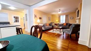 1860 House In the Heart of Downtown