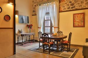 CASA SAUTO Historic Fam Suite 1 block from Zocalo