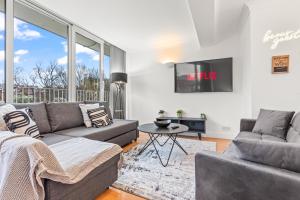 Leeds City Centre Apartment - Balcony Views - Free Parking - Fast WiFi