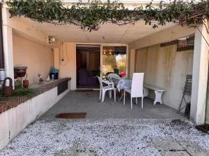 Les Iris, appartement modeste en sous-sol - Pendé