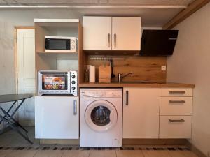 Appartements Les Iris, appartement modeste en sous-sol : photos des chambres