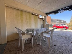 Appartements Les Iris, appartement modeste en sous-sol : photos des chambres