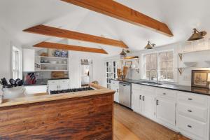 Renovated Cozy Cabin 5 Min to Beach