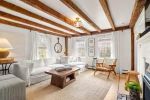 Renovated Cozy Cabin 5 Min to Beach - Barnstable