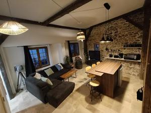 Grange rénovée dans cour privée avec jardin sur les remparts