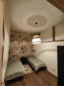 Appartements Grange renovee dans cour privee avec jardin sur les remparts : photos des chambres