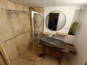 Grange rénovée dans cour privée avec jardin sur les remparts