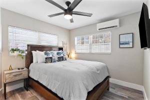 Winter Getaway! Walkable to Beach Access, Restaurants & Nightlife! Beach Equipment Included & Pet Friendly!