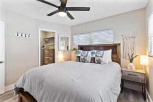 Winter Getaway! Walkable to Beach Access, Restaurants & Nightlife! Beach Equipment Included & Pet Friendly!
