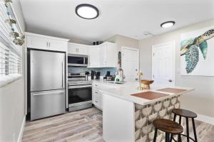 Winter Getaway! Walkable to Beach Access, Restaurants & Nightlife! Beach Equipment Included & Pet Friendly!