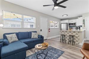 Winter Getaway! Walkable to Beach Access, Restaurants & Nightlife! Beach Equipment Included & Pet Friendly!