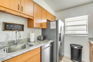 10 Mi to Dtwn Ocala Dog-Friendly Home with Fire Pit