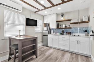 Winter Getaway! Walkable to Beach Access, Restaurants & Nightlife! Beach Equipment Included! & Pet Friendly!