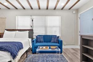 Winter Getaway! Walkable to Beach Access, Restaurants & Nightlife! Beach Equipment Included! & Pet Friendly!