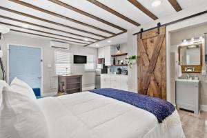 Winter Getaway! Walkable to Beach Access, Restaurants & Nightlife! Beach Equipment Included! & Pet Friendly!