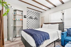 Winter Getaway! Walkable to Beach Access, Restaurants & Nightlife! Beach Equipment Included! & Pet Friendly!