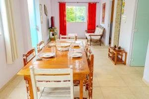 Casa aconchegante c wi-fi entre a natureza e o mar