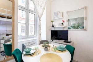 Charming Cozy Downtown Heaven for 2