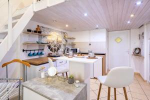 Charming Cozy Downtown Heaven for 2