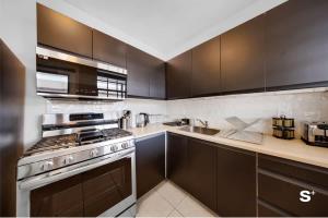 Modern 1-BD Beachside Apt with Free Parking