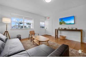 Modern 1-BD Beachside Apt with Free Parking