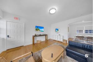 Modern 1-BD Beachside Apt with Free Parking