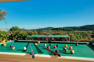 Casa Can Lluc con piscina, jardín y vista al campo