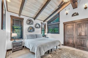 Fire & Ice Spacious Retreat with Hot tub and Fireplace