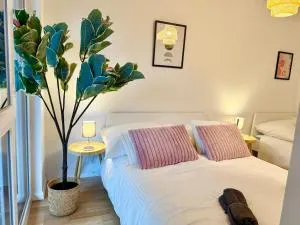 Modern Apartment with Balcony near SCS - 新特尔布鲁