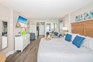 Oceanfront Studio with Beach, Lazy River and More