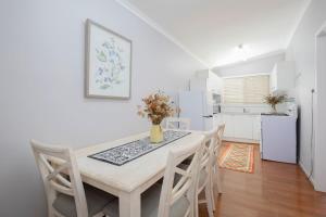Charlestown Cottage - Beachside in Lake Macquarie